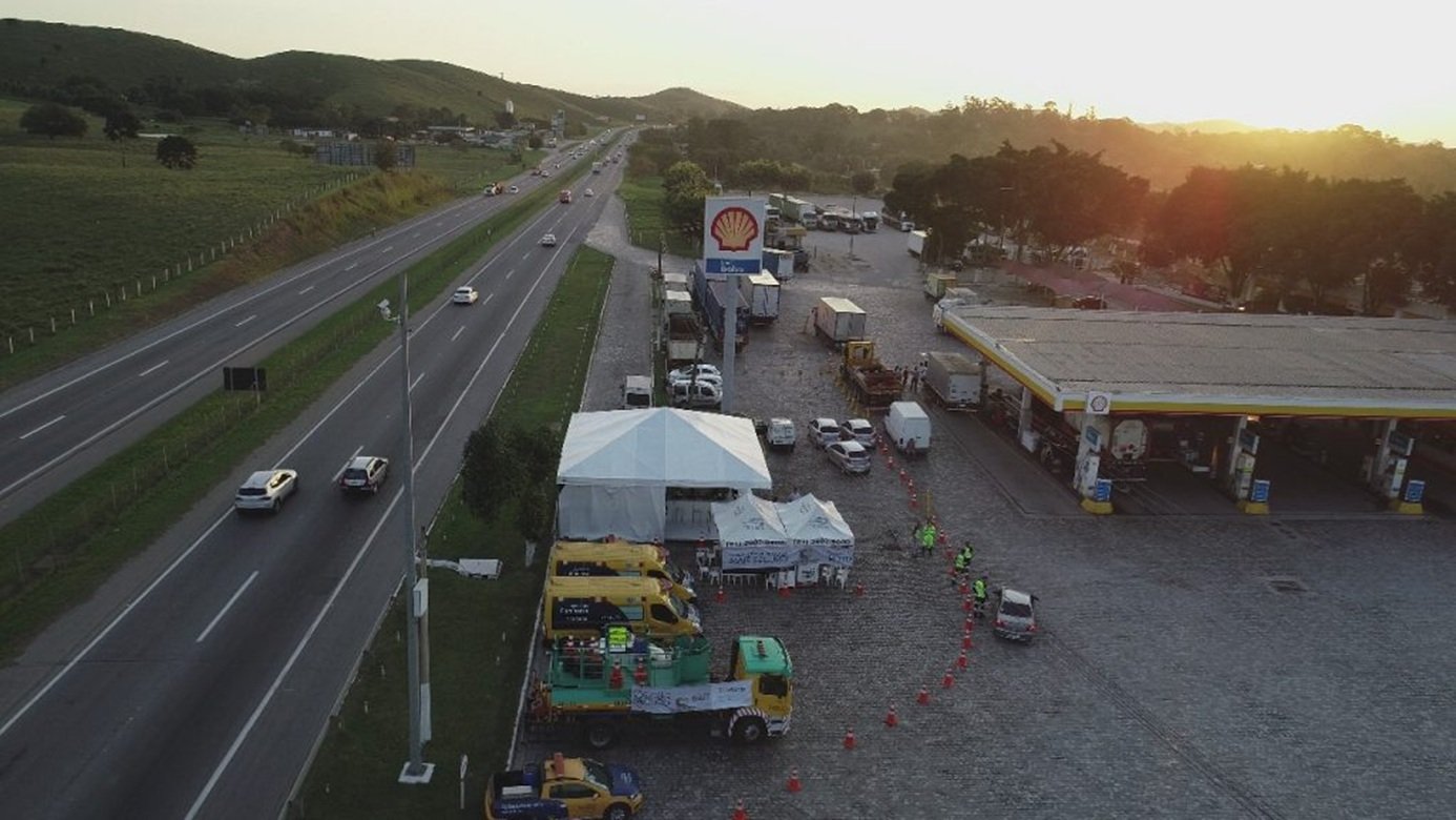 Caminhoneiro demitido por justa causa ao desviar rota para ir ao banheiro consegue reversão na Justiça