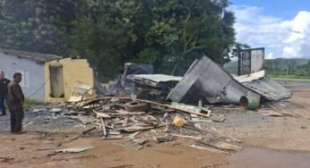 Caminhoneiro perde controle, bate em borracharia e morre carbonizado