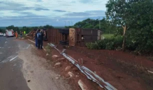 Acidente com caminhão tombado