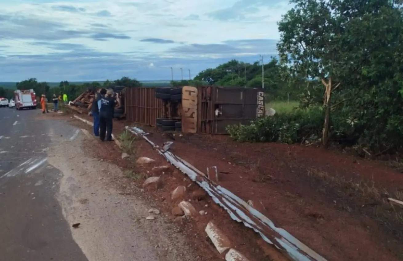 Acidente com caminhão tombado