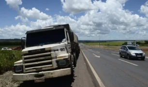 Acidente com motos e caminhão