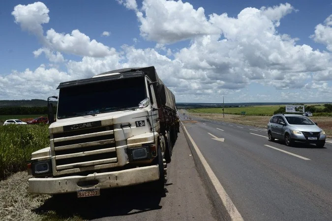 Acidente com motos e caminhão