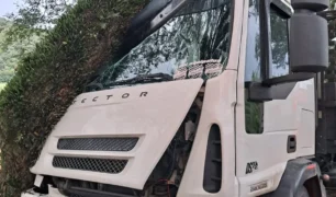 Caminhão batido na arvore