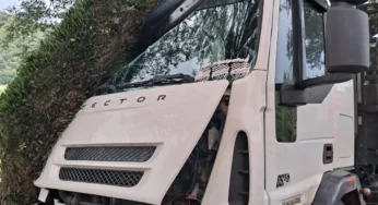 Caminhoneiro bate contra árvore na SC-350 em Alfredo Wagner e fica ferido