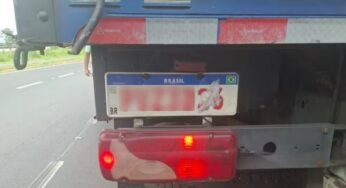 Caminhoneiro tenta esconder placas com papel higiênico e barro e é preso em Uberlândia