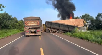 Caminhoneiro invade pista, provoca batida e carreta pega fogo na BR-262