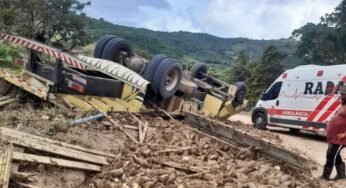 Caminhoneiro morre após carreta com carga de inhame tombar