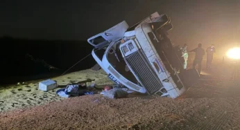 Carreta carregada de soja tomba após caminhoneiro perder controle em rodovia de MS