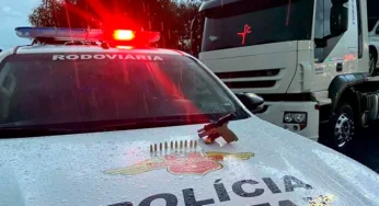 Caminhoneiro é preso com arma de fogo escondida na boleia do caminhão.