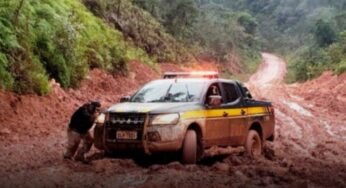 Viatura da PRF atola na BR-156