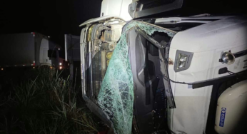 Caminhoneiro morre após carreta carregada de carne tombar na BR-364