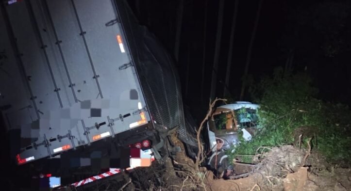Caminhoneiro despenca em ribanceira na BR-280 e fica em estado grave