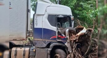Caminhonete capota e motorista morre após colisão com carreta na BR-153
