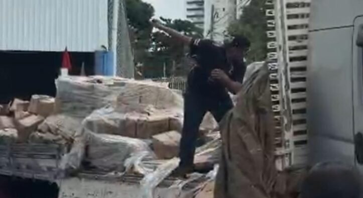 Cansado de esperar descarga, caminhoneiro despeja carga de vinagre no chão em Goiânia