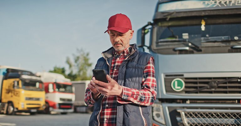 caminhoneiro se preparando para buscar fretes