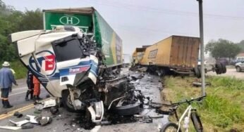 Colisão entre carretas da Havan e Correios deixa caminhoneiros gravemente feridos