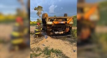Caminhoneiro e ajudante morrem após capotamento do caminhão