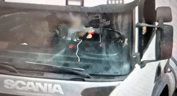 PRF Flagra com drone criança segurando volante do caminhão enquanto o pai usava o telefone.