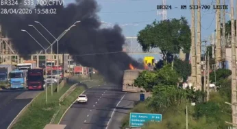 Caminhão com soja pega fogo e trava BR-324 com 12 km de fila