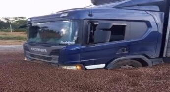 Caminhão perde freio na Serra de Ituaçu e motorista evita tragédia em área de escape