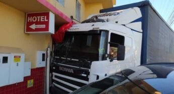 Caminhoneiro consegue colocar seguradora em ação após acidente que danificou hotel