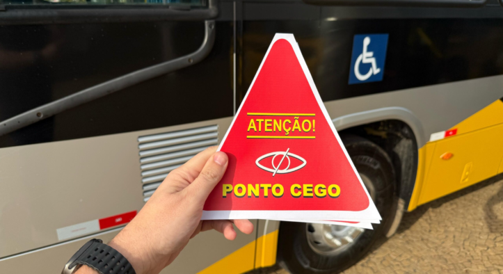Novo projeto pode obrigar adesivo de ponto cego em caminhões e ônibus