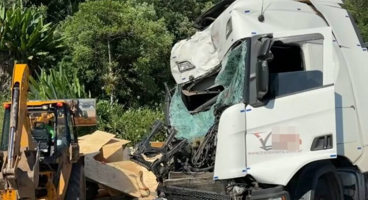 Caminhoneiro confessou à PRF que dormiu ao volante e provocou o acidente