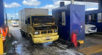 Caminhão pega fogo na praça de pedágio da BR-277