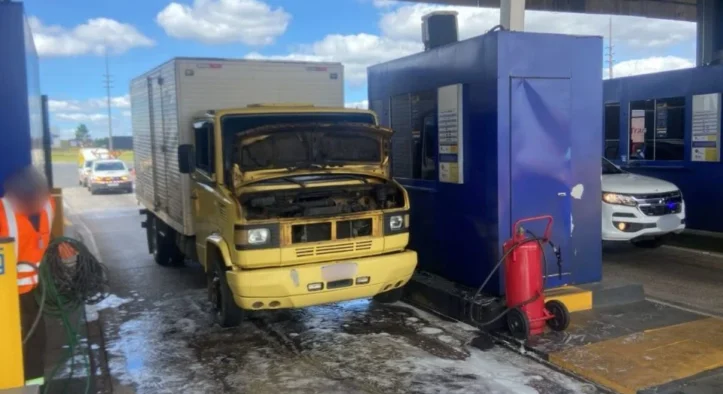 Caminhão pega fogo na praça de pedágio da BR-277