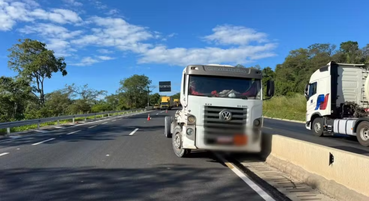 Caminhoneiro morre após grave acidente com caminhão-tanque na BR-135 em MG