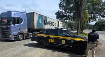 Carreta com 20 toneladas a mais e freio isolado é flagrada e assusta na BR-470