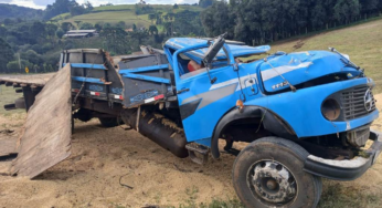 Caminhão capota na SC-355 e motorista sai andando sozinho após acidente