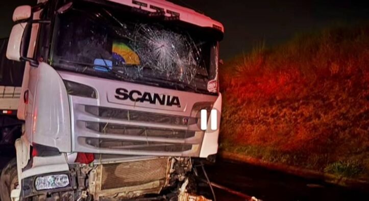 Caminhoneiro morre após caminhão despencar de pontilhão na BR-376 em Apucarana