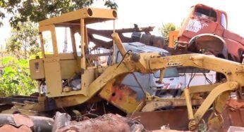 Trator de quase R$ 200 mil foi parar no meio de sucata em cidade de Goiás