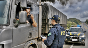 Fumar ao volante pode render multa e pontos na CNH; veja o que diz a regra