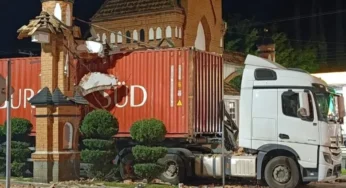 Caminhoneiro entra em passagem errada e destrói portal turístico de cidade de Pomerode