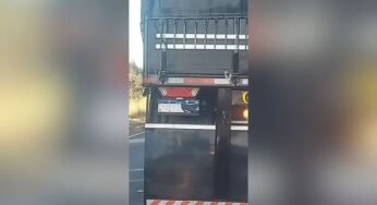 Caminhoneiro tampa placa com fita isolante para fugir da balança e acaba preso
