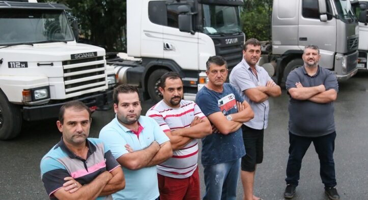 Caminhoneiro vive cercado por tecnologia, cobrança e salário baixo