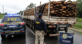 PRF apreende carreta com madeira irregular durante fiscalização na BR-230