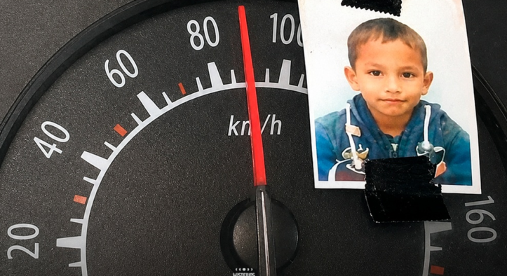 Pai cola foto do filho no painel para lembrar da volta para casa