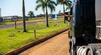 Câmera da PRF registra caminhoneiro jogando cocaína pela janela durante abordagem no Paraná