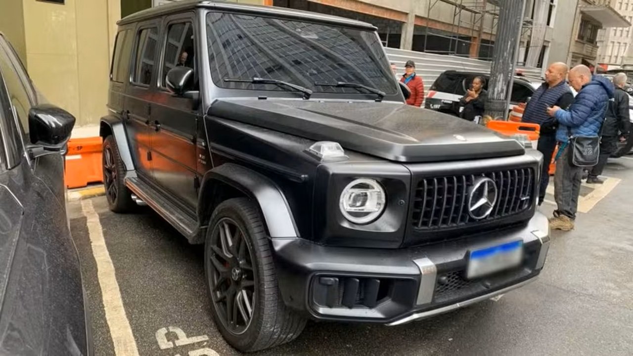 Mercedes-AMG G 63 de Deolane para no pátio e expõe luxo pesado de mais de R$ 2 milhões