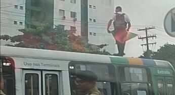 Motorista sobe no teto de ônibus com bandeira do Brasil e expõe pressão pesada no trabalho