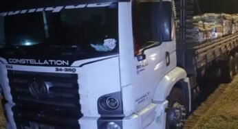 Polícia flagra caminhão sem placa e prende caminhoneiro com carga sem nota