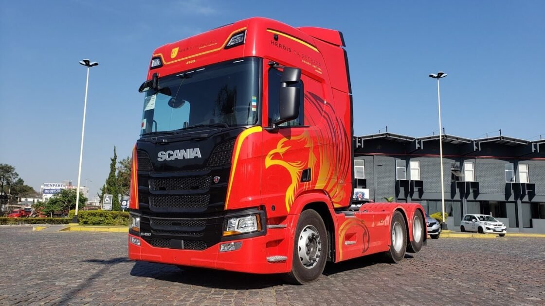 Scania R450 série especial aparece em leilão por menos de R$ 400 mil e chama atenção na estrada