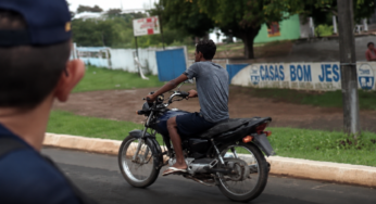 Por que ainda existem cidades onde motoboys trabalham sem capacete?