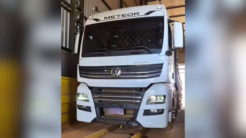 Caminhoneiros são presos usando truque para esconder placas e tentar escapar de fiscalização