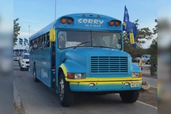 Curaçao ganhou fama na Copa com um ônibus escolar sem janelas