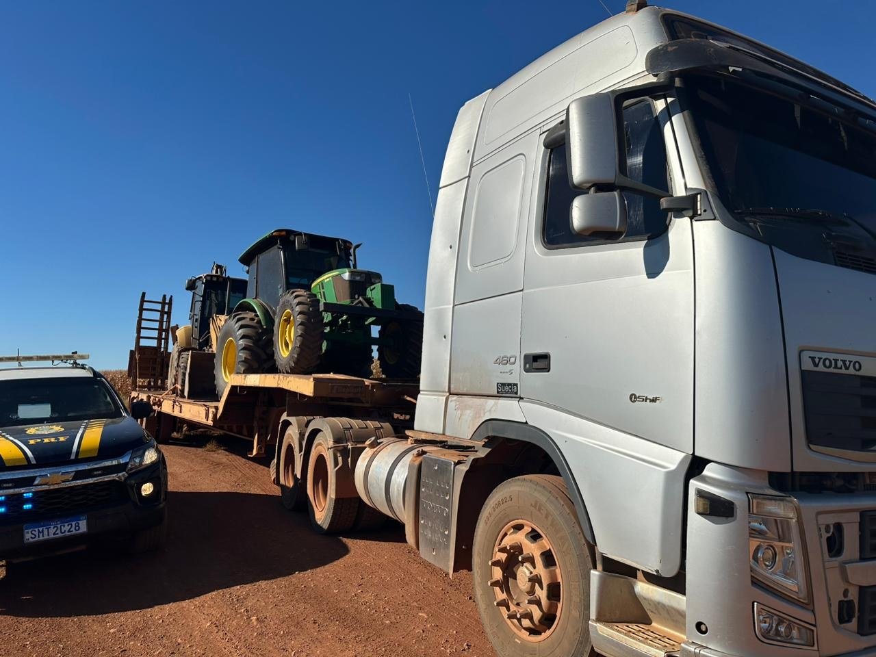 PRF recupera carga e máquinas avaliadas em R$ 2 milhões horas após assalto envolvendo caminhoneiro