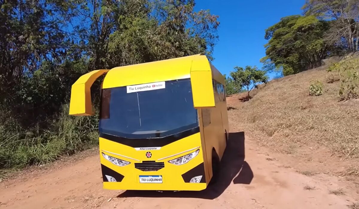 Mini ônibus artesanal feito em casa sai para primeiro passeio e surpreende passageiros